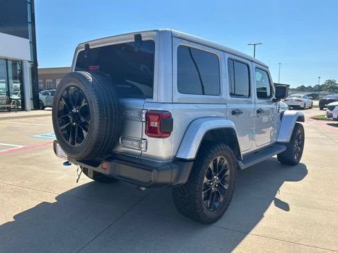 Used 2022 Jeep Wrangler Unlimited Sahara w/ Cold Weather Group AWD/4WD image 15