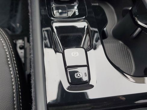 Certified 2026 Volvo XC40 B4 Plus w/ Protection Package Premier image 29