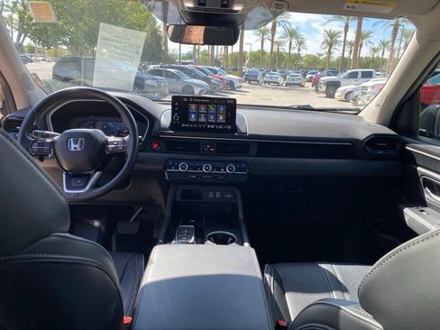 Used 2025 Honda Pilot Elite image 11