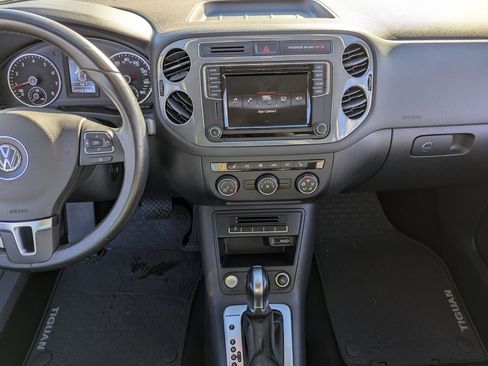 Used 2017 Volkswagen Tiguan S image 17