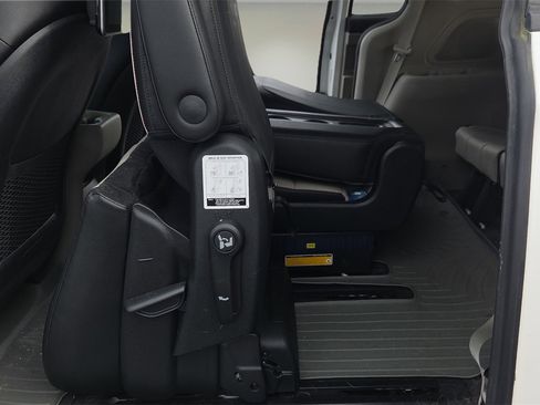 Used 2019 Kia Sedona EX image 22