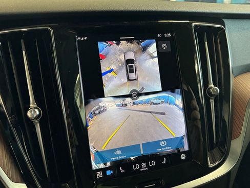 Used 2025 Volvo V60 B5 Cross Country Plus image 17