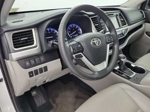 Used 2019 Toyota Highlander XLE FWD image 19