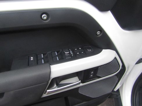 Used 2022 Land Rover Defender 110 X-Dynamic SE image 8