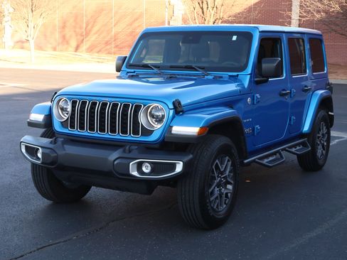 Used 2024 Jeep Wrangler Sahara image 28