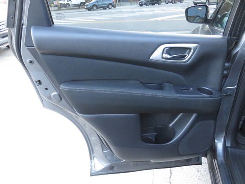 Used 2017 Nissan Pathfinder S image 28