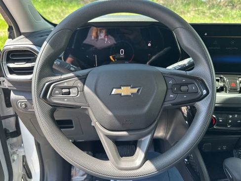 Used 2025 Chevrolet TrailBlazer LT AWD/4WD image 18