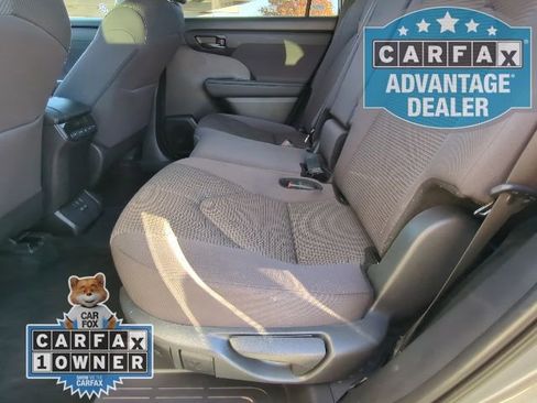 Used 2024 Toyota Highlander LE image 17