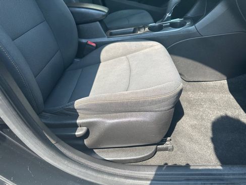 Used 2019 Chevrolet Cruze LS FWD image 9