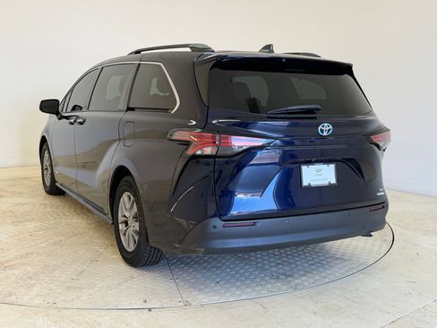 Used 2021 Toyota Sienna XLE w/ XLE Plus Package image 3