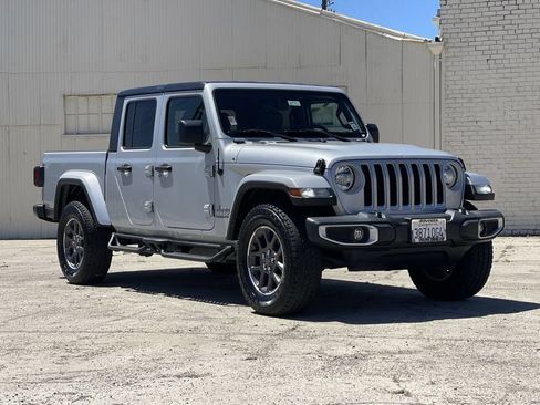 Used 2022 Jeep Gladiator Overland w/ Popular Equipment Package AWD/4WD image 1