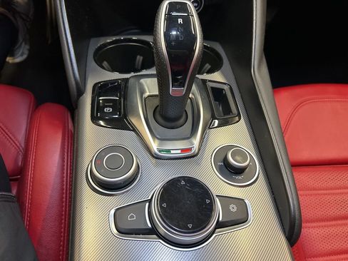Used 2024 Alfa Romeo Giulia Veloce AWD/4WD image 23