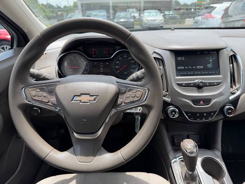 Used 2018 Chevrolet Cruze LT FWD image 16