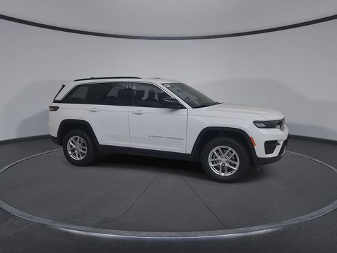 New 2026 Jeep Grand Cherokee Laredo w/ Trailer Tow Package AWD/4WD image 17