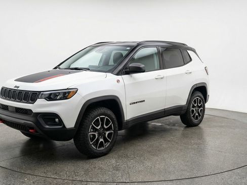 Used 2025 Jeep Compass Trailhawk AWD/4WD image 3