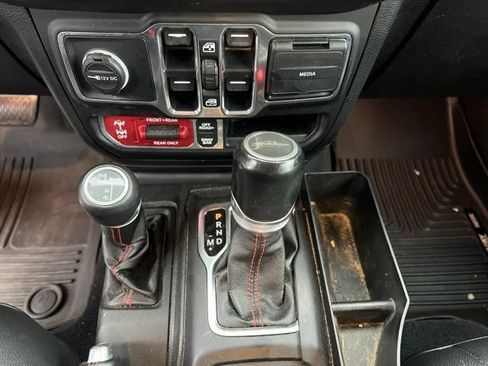 Used 2020 Jeep Gladiator Rubicon w/ Cold Weather Group AWD/4WD image 18