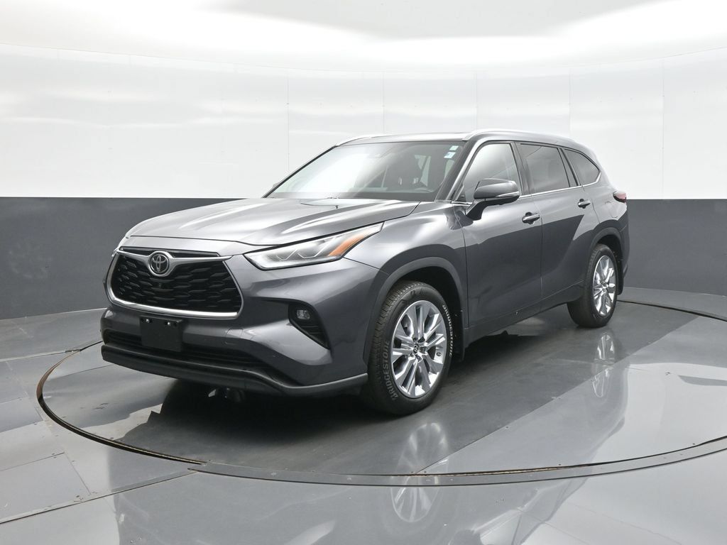 Certified 2024 Toyota Highlander Limited AWD/4WD image 3