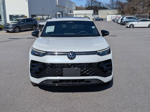 Used 2025 Volkswagen Tiguan SE R-Line image 8