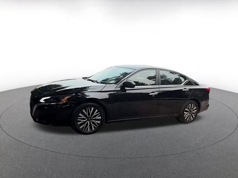 Used 2025 Nissan Altima 2.5 SV FWD image 8
