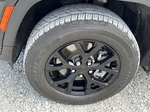 Used 2025 Jeep Grand Cherokee L Laredo RWD image 11