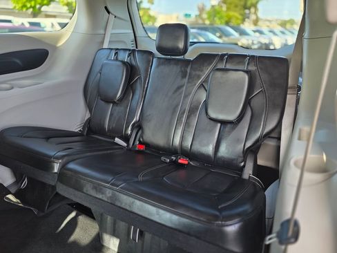Used 2023 Chrysler Pacifica Touring-L FWD image 17