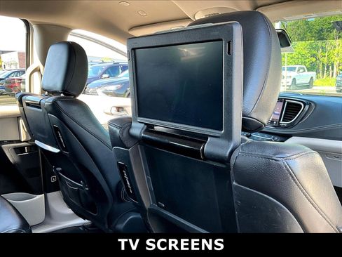 Used 2022 Chrysler Pacifica Touring-L w/ Uconnect Theater Family Group FWD image 7