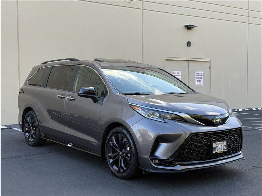 Used 2021 Toyota Sienna XSE FWD image 1