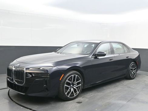 Certified 2023 BMW 760i xDrive image 3