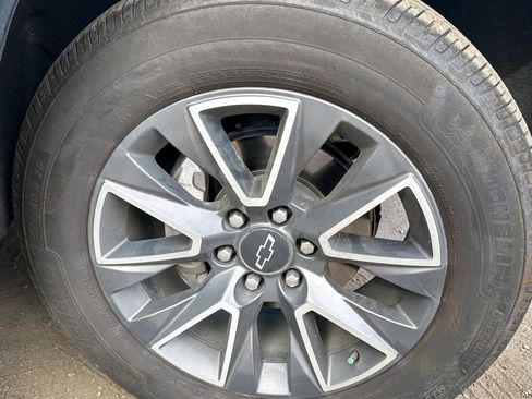 Used 2022 Chevrolet Tahoe Z71 w/ Luxury Package image 3