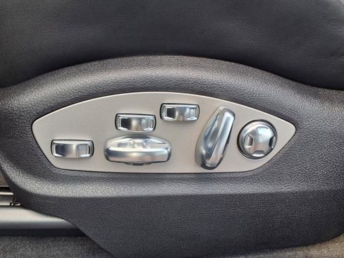 Used 2025 Porsche Macan AWD image 40