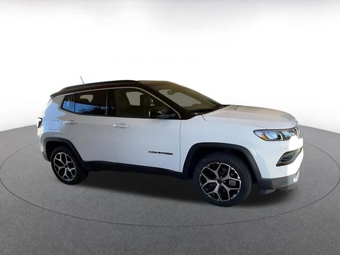 Used 2025 Jeep Compass Limited image 2
