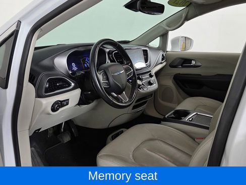 Used 2021 Chrysler Pacifica Touring-L FWD image 14