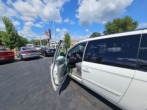 Used 2007 Chrysler Town & Country LX w/ Popular Equipment Group II FWD image 18
