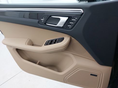 Certified 2026 Porsche Macan image 29