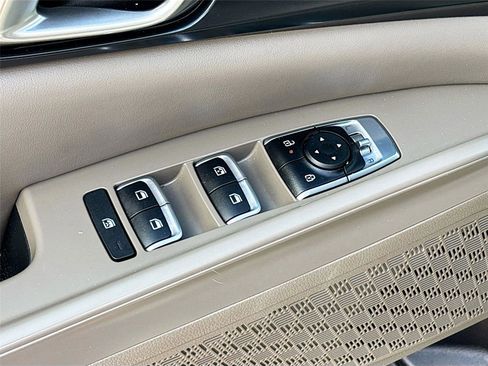 Used 2025 Kia Carnival FWD image 18