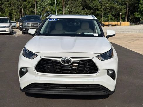 Used 2023 Toyota Highlander XLE FWD image 2