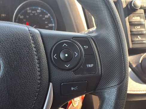 Used 2018 Toyota RAV4 LE FWD image 15