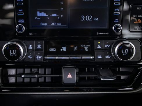 Used 2022 Toyota Highlander L FWD image 35
