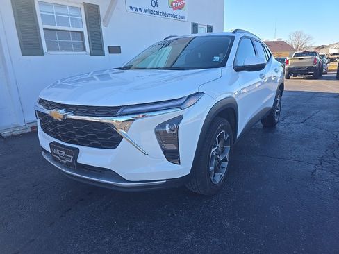 Used 2024 Chevrolet Trax LT image 3