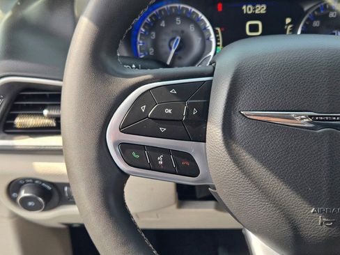 Used 2023 Chrysler Pacifica Touring-L FWD image 33