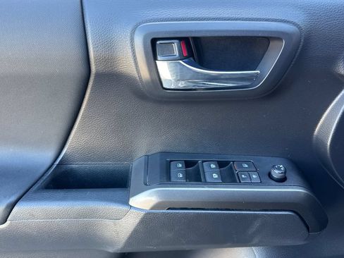 Used 2022 Toyota Tacoma TRD Off-Road w/ TRD Premium Off Road Package AWD/4WD image 10