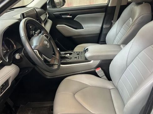 Certified 2023 Toyota Highlander XLE image 7