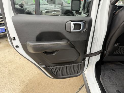 Used 2024 Jeep Gladiator Sport AWD/4WD image 16