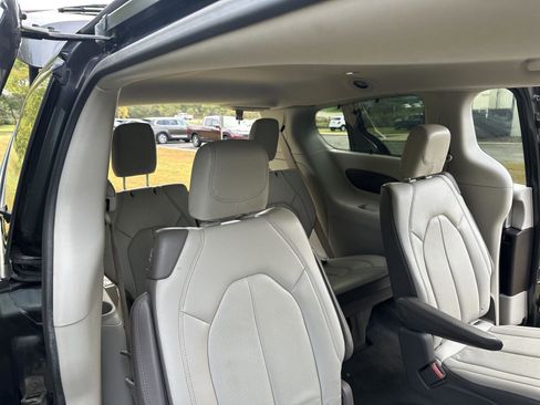 Used 2018 Chrysler Pacifica Touring-L FWD image 8