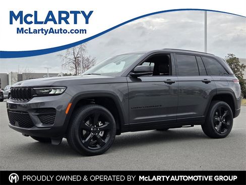 Used 2025 Jeep Grand Cherokee Altitude image 1