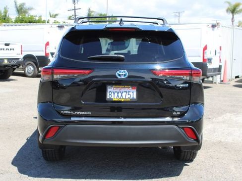 Used 2022 Toyota Highlander XLE AWD/4WD image 4