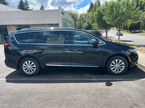 Used 2019 Chrysler Pacifica Touring-L FWD image 4