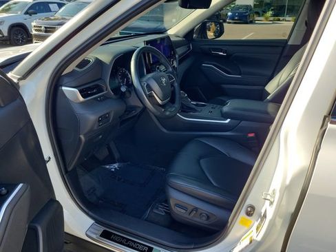 Used 2023 Toyota Highlander XLE FWD image 18