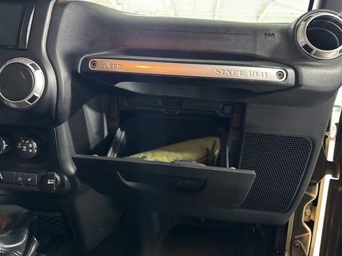 Used 2015 Jeep Wrangler Unlimited Sahara image 40