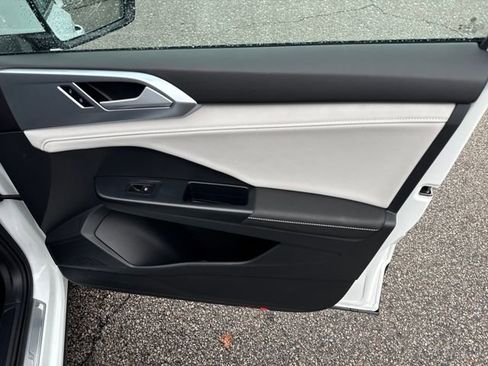 Certified 2025 Volkswagen Taos SE image 34